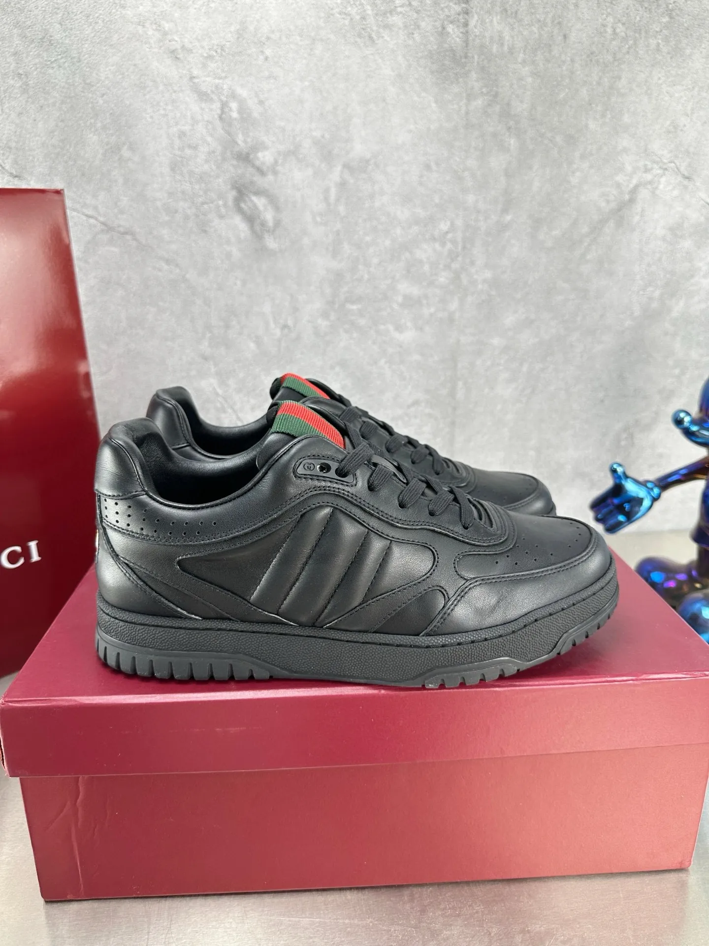 Factory price: 640💰The top version of Gucci Gucci's latest hot-selling couple's sneaker series is shipped. The original version is purchased, developed and manufactured. This high-low top sneaker adopts a basketball-style silhouette design, cleverly incorporating hollow panels and distressed effects, showing its unique ingenuity. The ingenuity incorporates brand logo details such as interlocking Double G styling accessories and Gucci lettering, a low-key tribute to the brand's design heritage. Exquisite packaging at the delivery counter 🛍📦 ▪️ Fabric: Original customized imported first-layer cowhide ▪️ Inner lining: Imported first-layer cowhide ▪️ Sole: Original molded TPU sole ▪️ Sole thickness: 3cm ▪️ Size: Women's 35-41 Men's 38-45 (Female 41, Men 38 45 customized) ▪️ p
